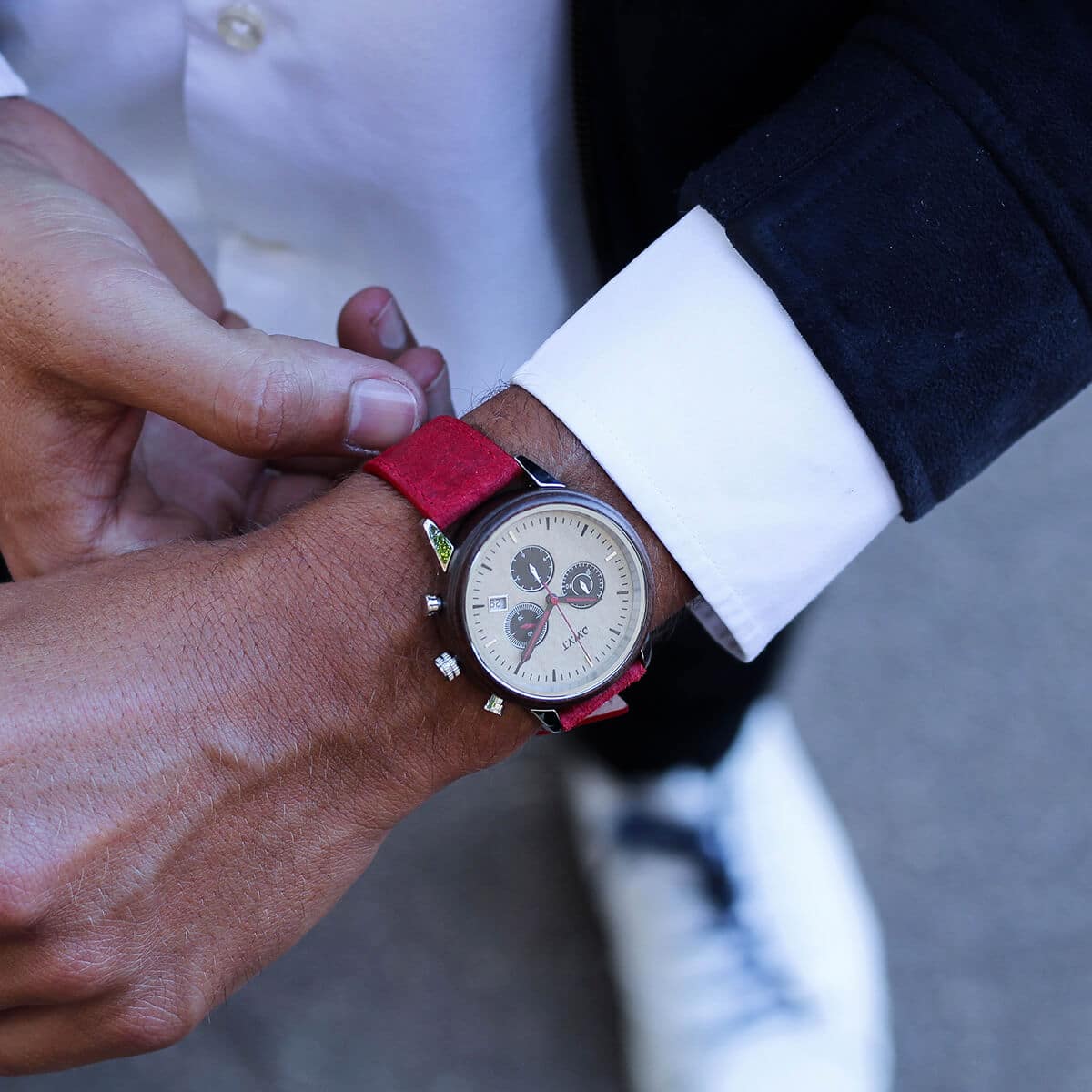 Montre chronographe Marco Polo avec bracelet en cuir vintage rouge