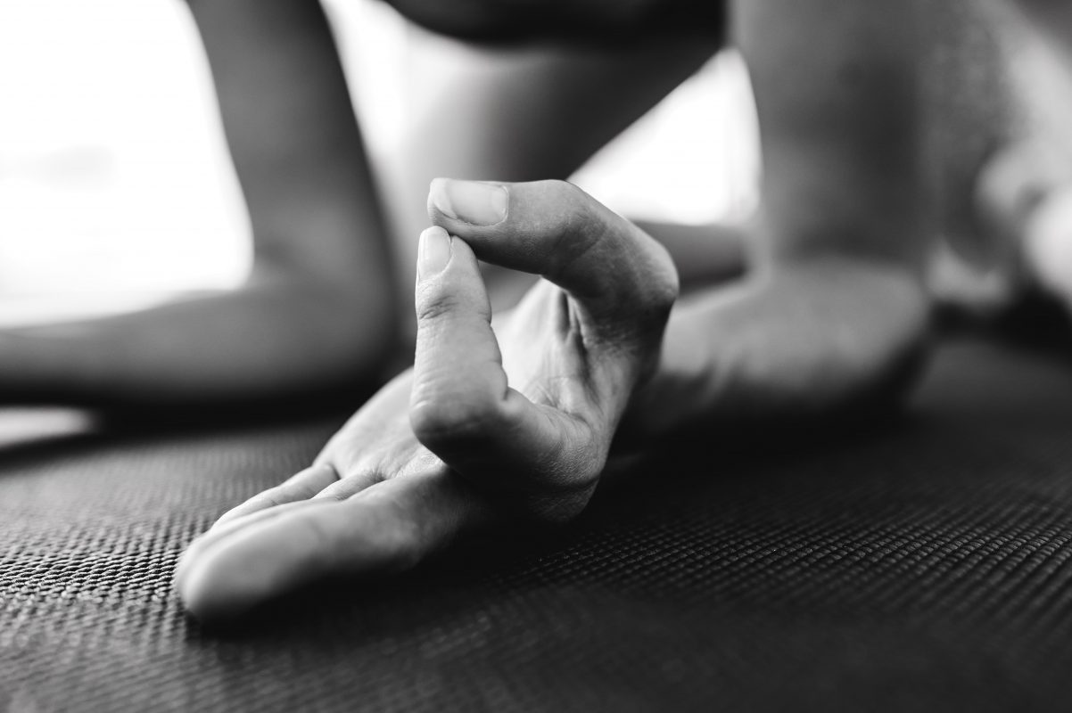femme adepte de la slow life pratiquant du yoga