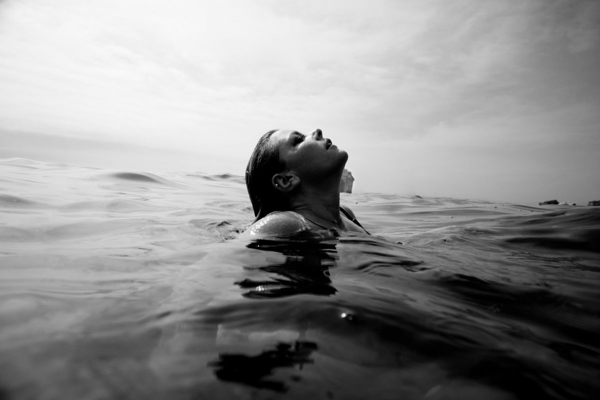 femme dans l'eau qui reprend son souffle