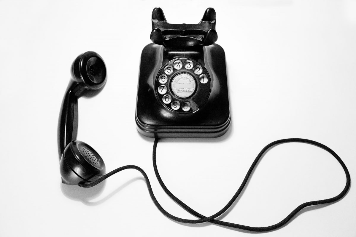 Vieux téléphone à fil noir vintage au service de la détox digitale