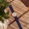 Montre solaire Sunrise avec bracelet en cuir vintage bleu saphir lifestyle