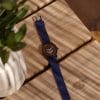 Montre solaire Sunset avec bracelet en cuir vintage bleu saphir lifestyle