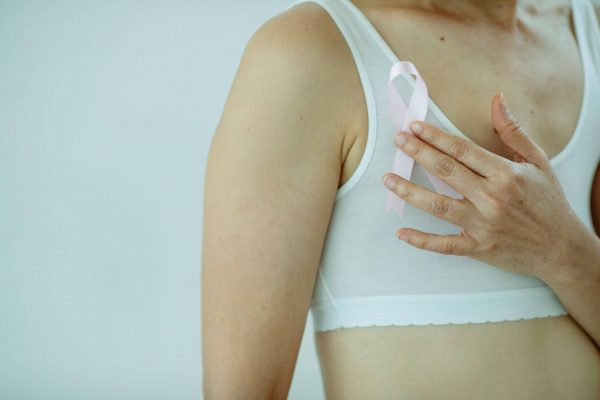 Femme luttant contre le cancer du sein grâce aux actions Octobre Rose