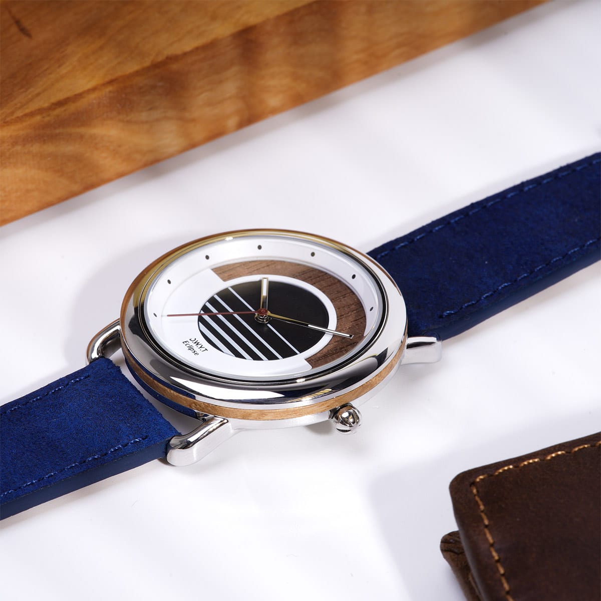 Macro montre solaire Eclipse avec bracelet en cuir vintage bleu saphir