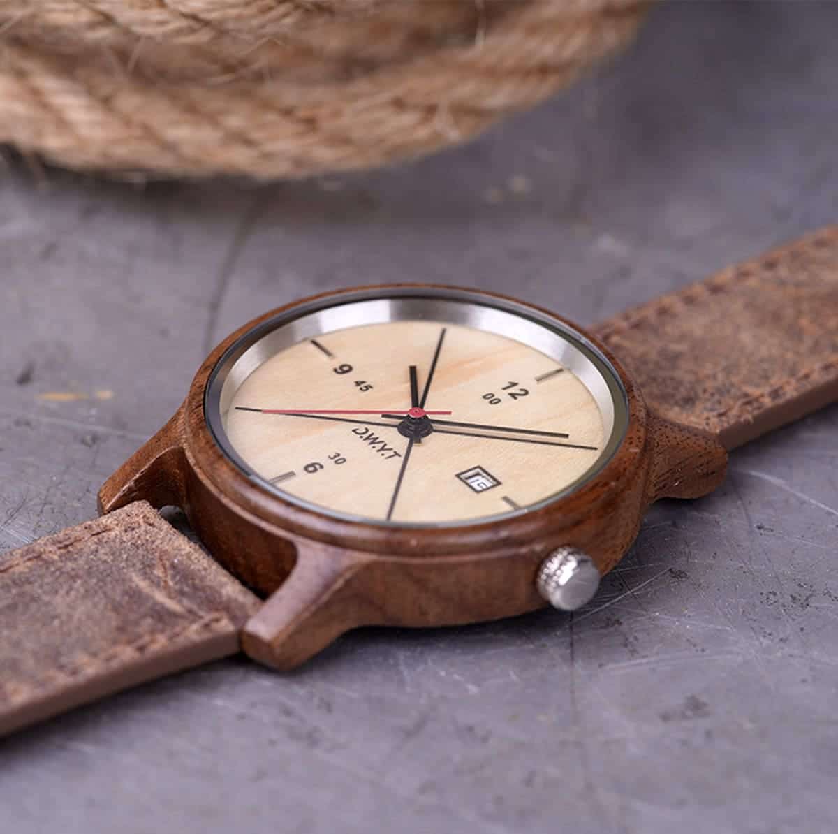 Macro montre homme tendance Baïkal avec bracelet en cuir vintage marron sépia