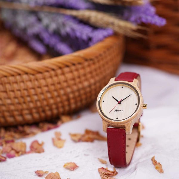 Lifestyle montre femme tendance Aquila avec bracelet vegan cuir de pomme rouge