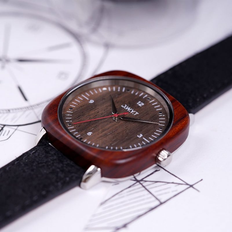 Macro montre homme carrée Red Square avec bracelet cuir vintage noir charbon