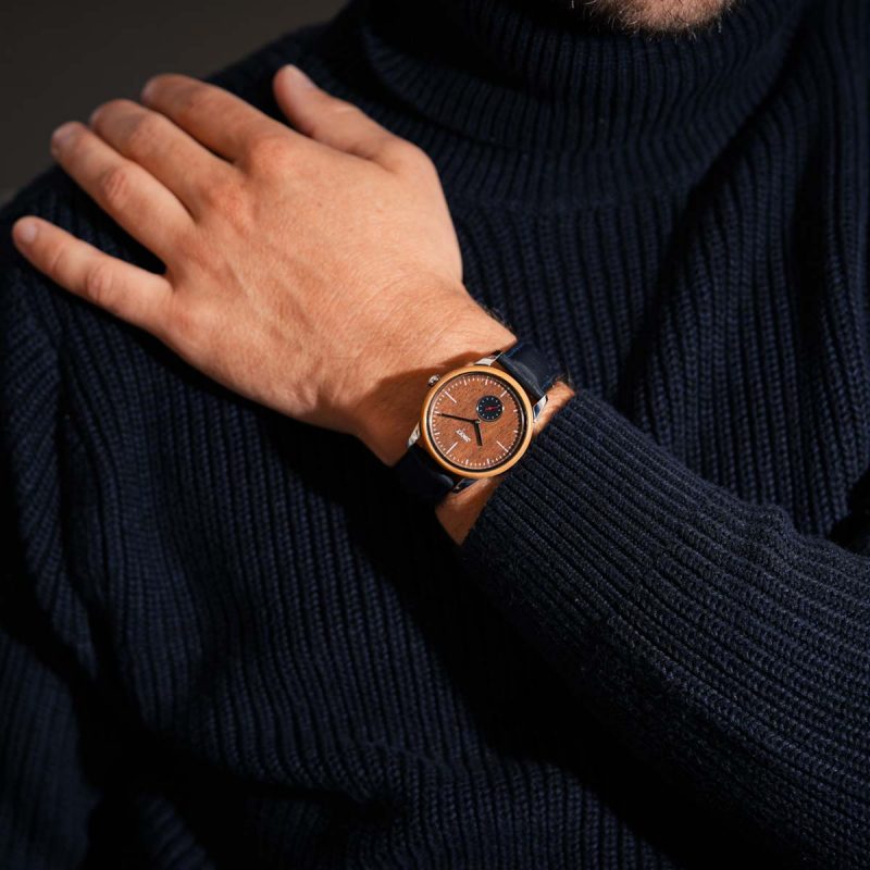Montre minimaliste Etna portée avec bracelet cuir lisse bleu de minuit