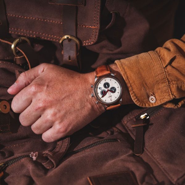 Montre chronographe Marco Polo portée avec bracelet cuir lisse marron tabac
