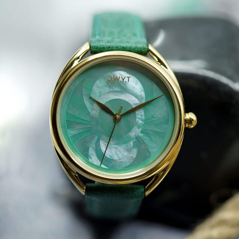 Macro montre nacre Calypso Verte avec bracelet cuir grainé émeraude